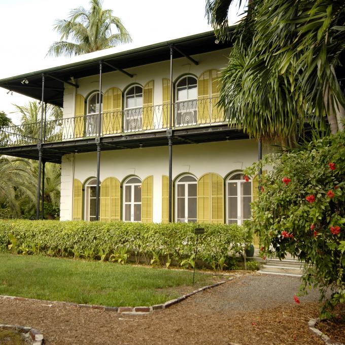 Der Schriftsteller Ernest Hemingway hat einige Jahre in Key West gelebt. Ihm zu Ehren findet jedes Jahr ein Wettbewerb statt, bei dem der beste Hemingway-Doppelgänger gesucht wird.