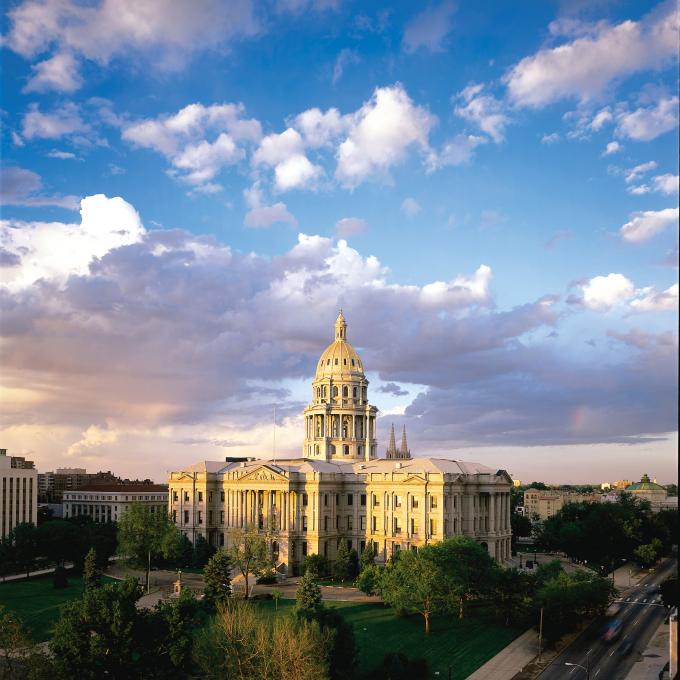 丹佛的科羅拉多州議會大廈，第 13 階正好在海拔高度一英哩。