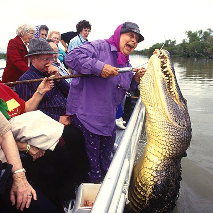 La legendaria guía turística Annie Miller lidera un grupo turístico a través de Bayou Black cerca de Houma, Luisiana