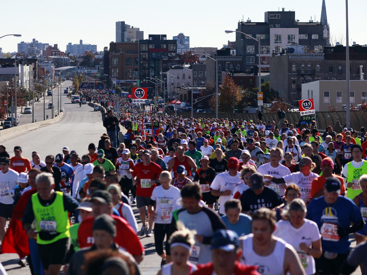 Les coureurs envahissent les rues de New York lors du marathon annuel de la ville