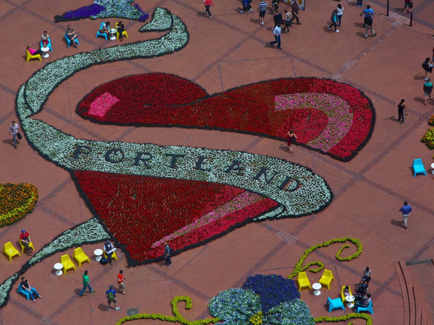 玫瑰組成的設計，此為波特蘭玫瑰節的部分活動