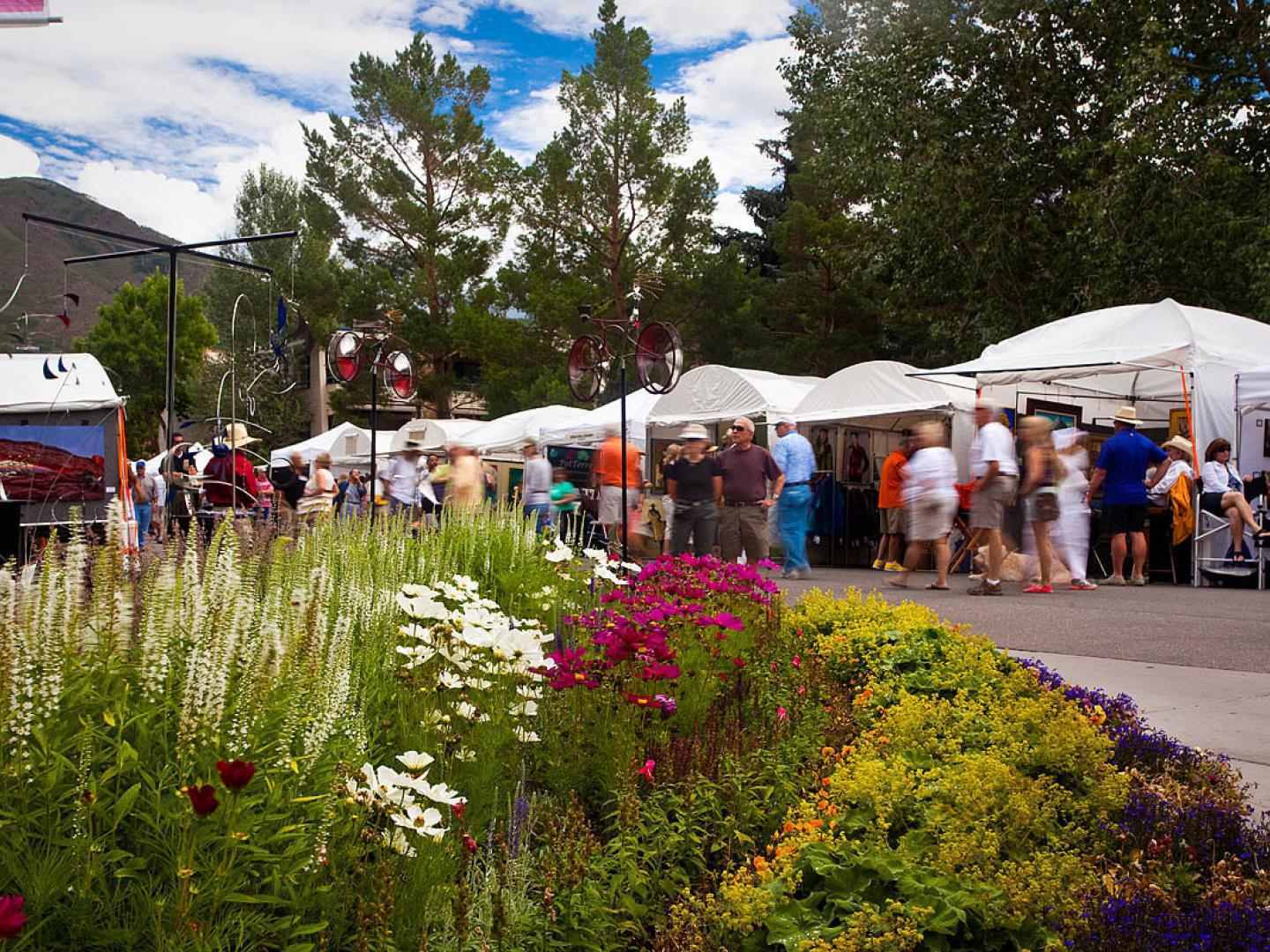 瀏覽阿斯本藝術節的攤位