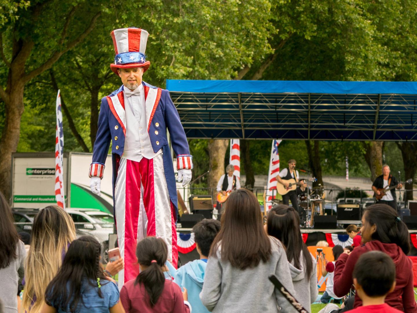 フォートデントの独立記念日を祝う群衆の中飛びぬけて背が高いアンクル・サム