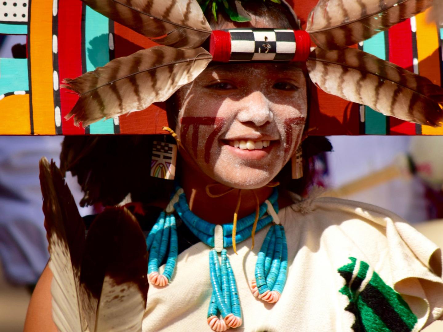 Jeune fille en tenue traditionelle lors du Heritage Festival of Arts & Culture