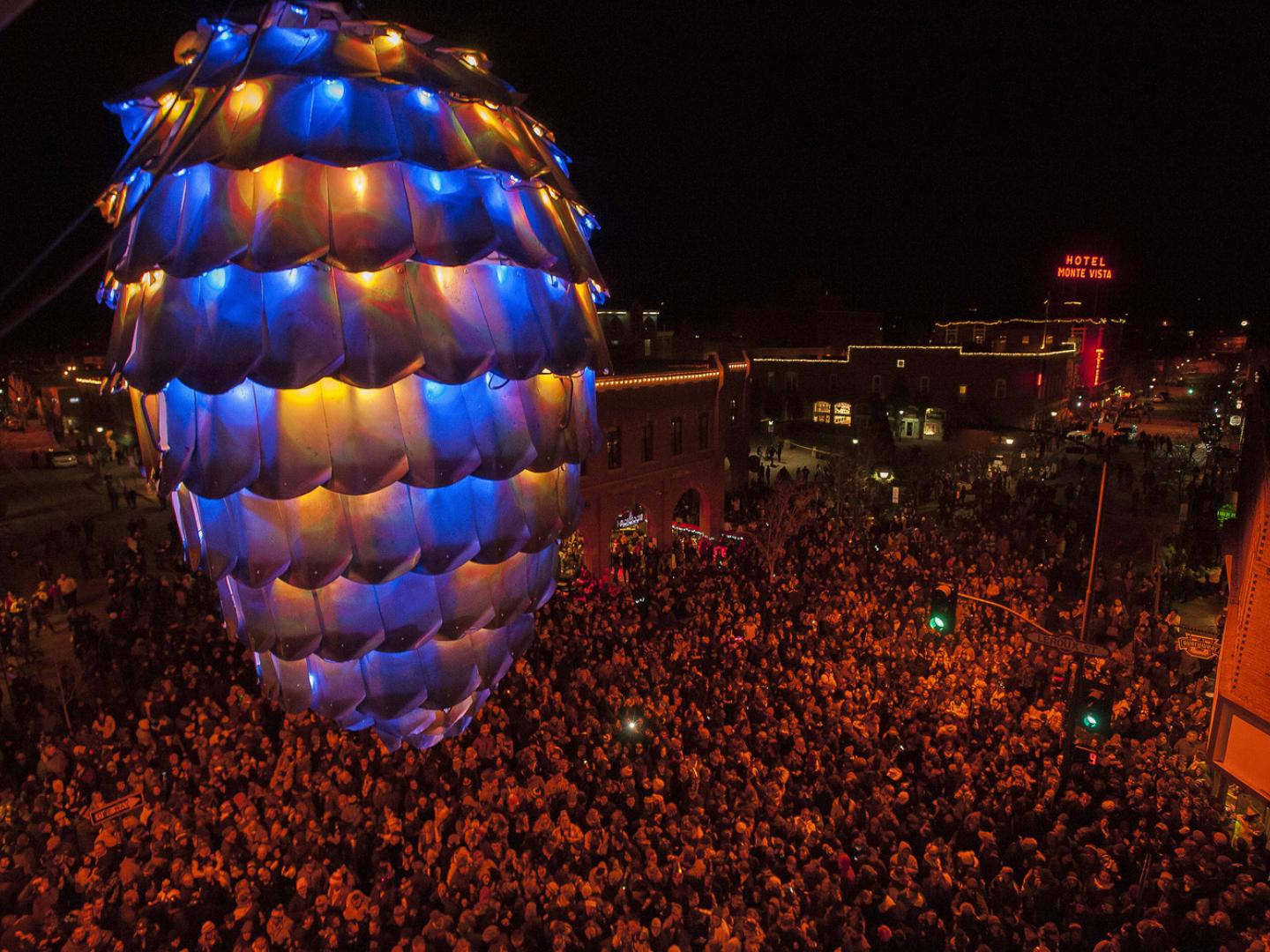 Selon la tradition, une pomme de pin descend dans le public marquant le passage à la nouvelle année