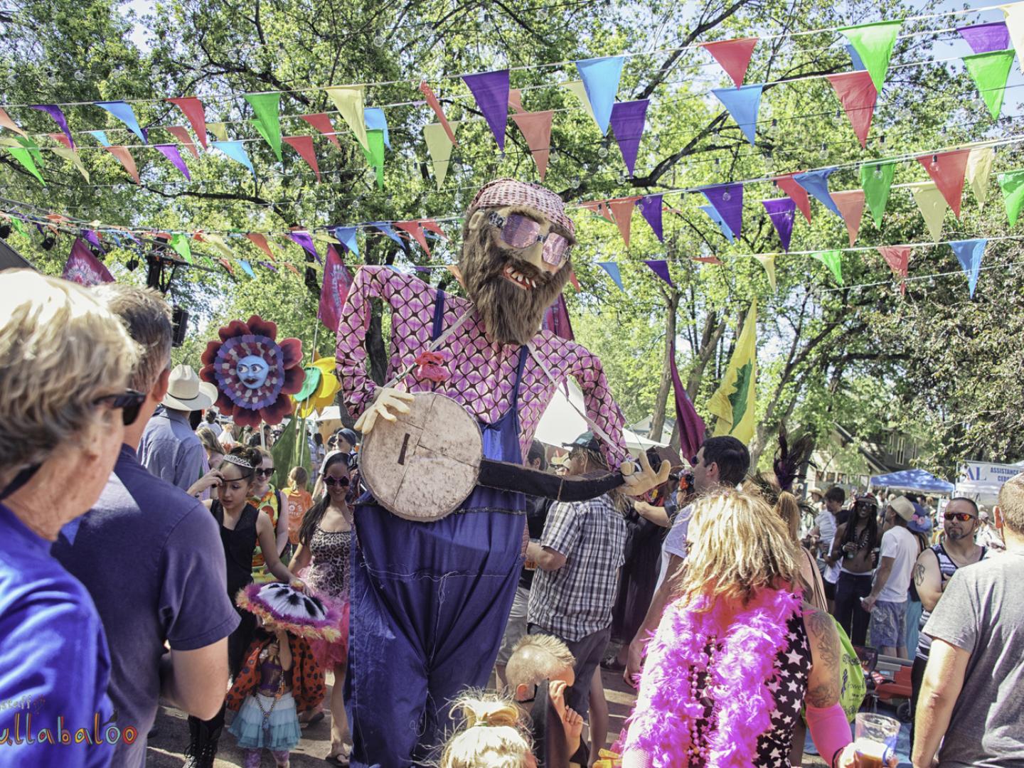 Personnage amusant au festival Hullabaloo