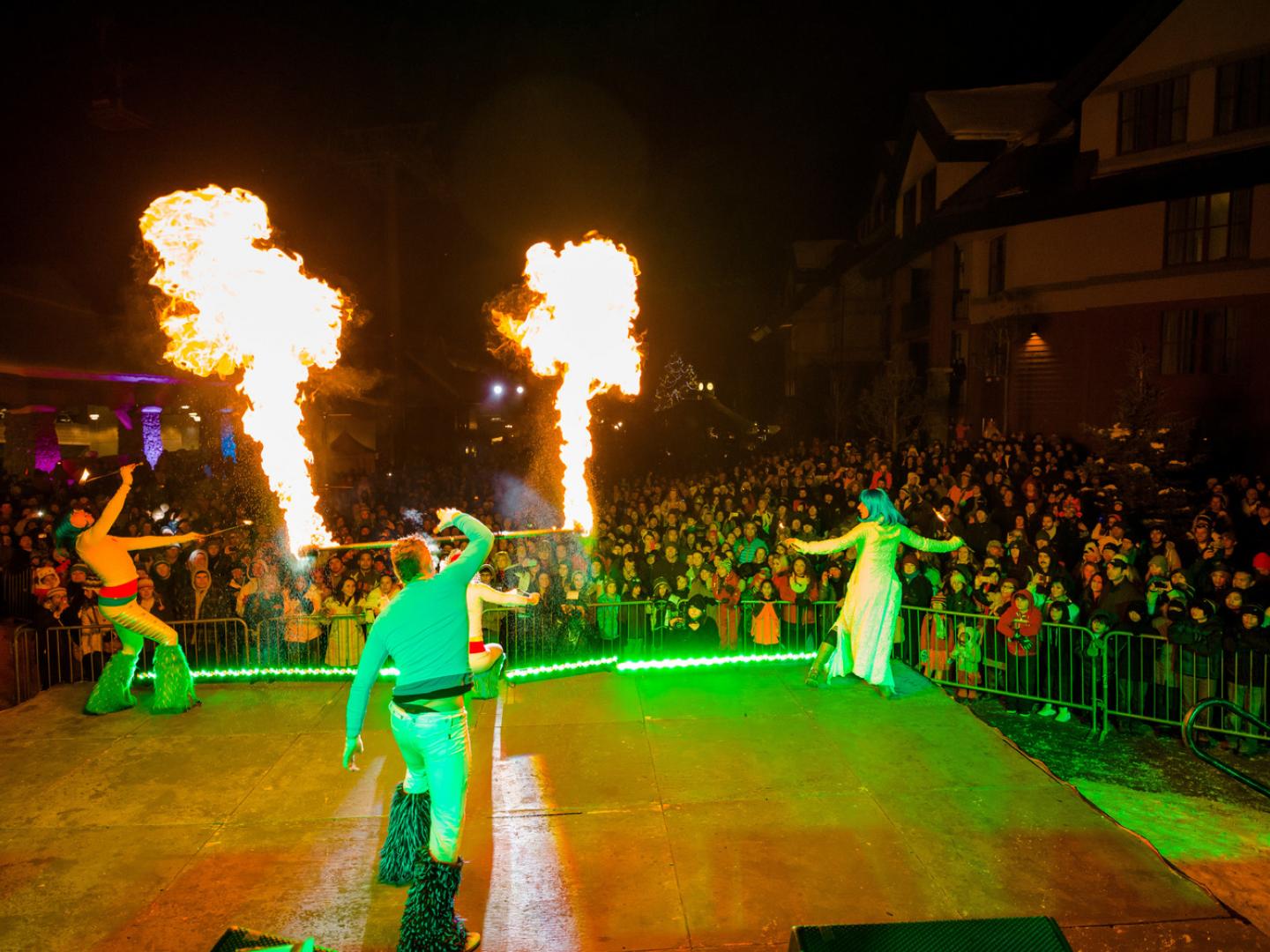 Tout feu, tout flamme lors des Heavenly Holidays organisées au Heavenly Village