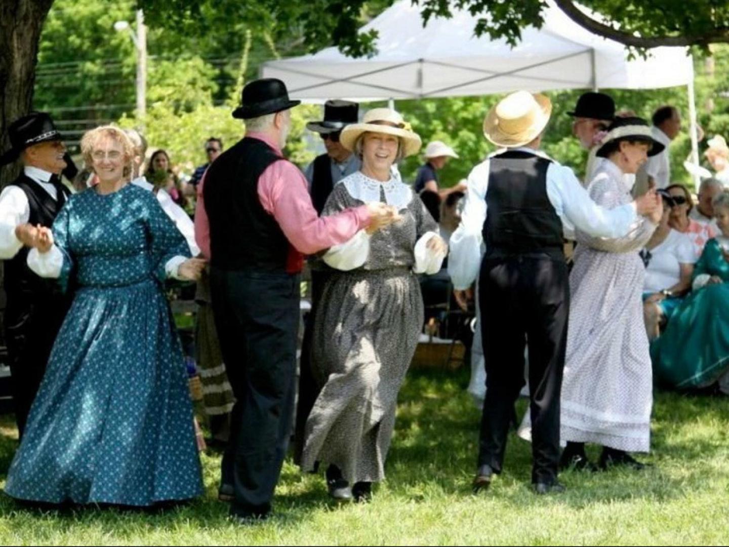 Diversión con disfraces en el Vaile Mansion Strawberry Festival