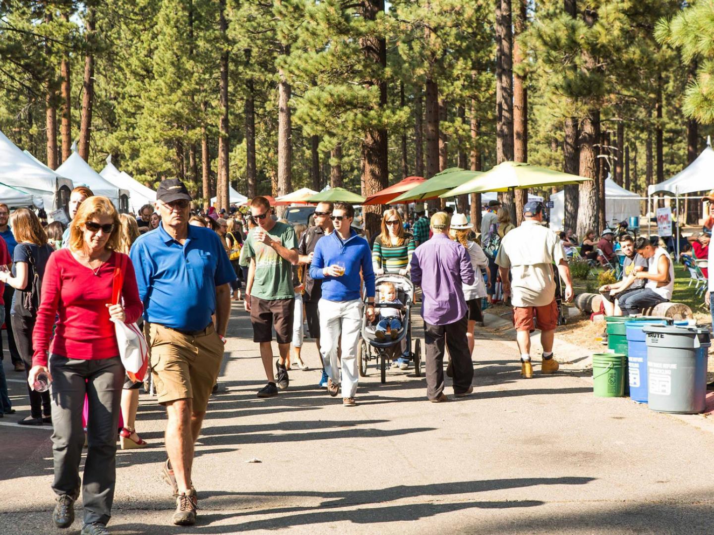 Flânerie au gré des stands lors du festival Sample the Sierra