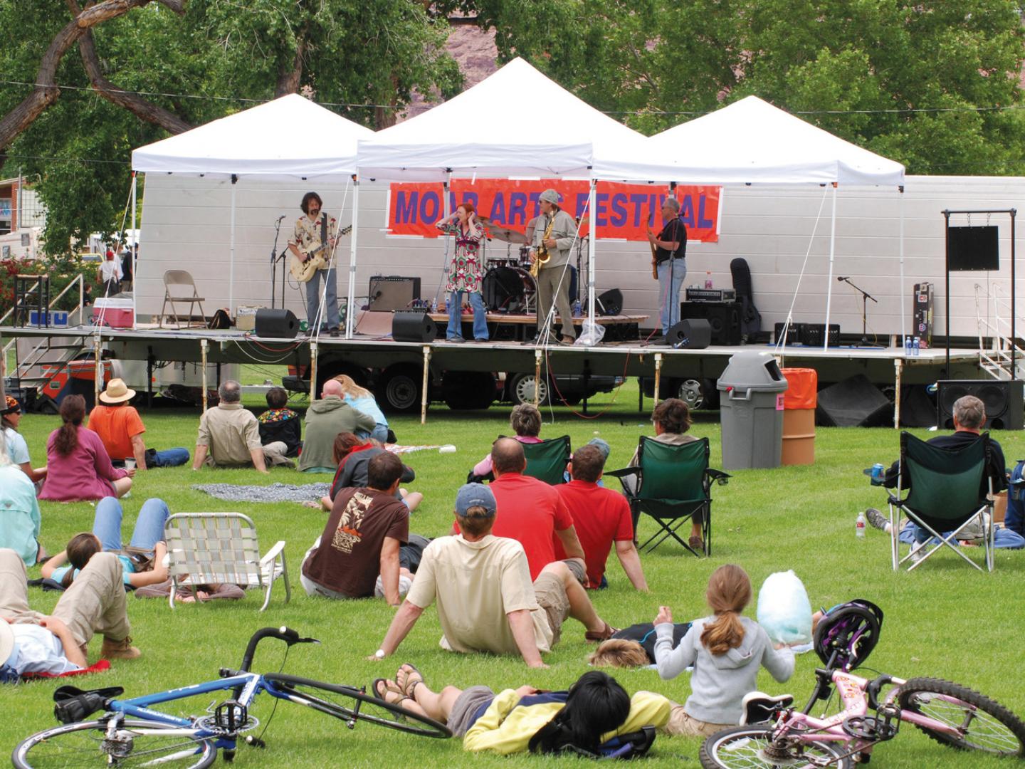 Disfrutando de una presentación de música en vivo en Moab Arts Festival