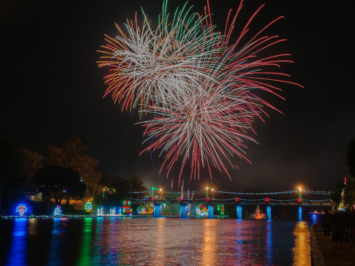 Fogos de artifícios e luzes de natal durante o Turn on the Holidays Festival of Lights