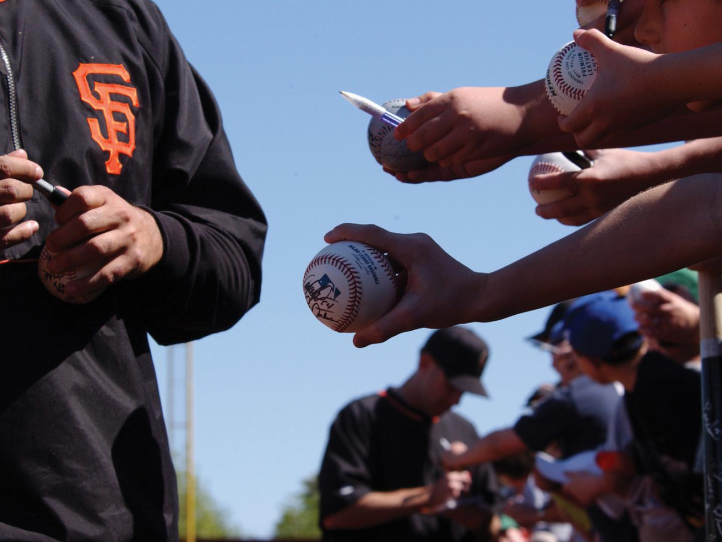 MLB-Fans warten beim Spring Training der San Francisco Giants in Scottsdale, Arizona, auf Autogramme