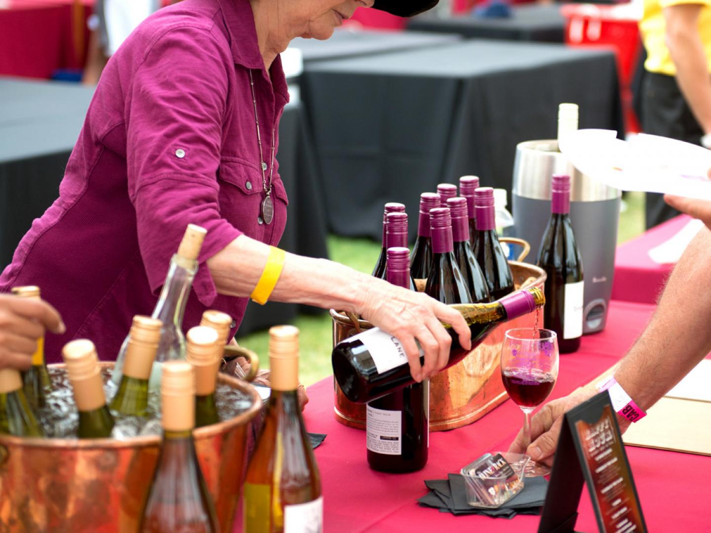 Dégustation de vin lors du Casa Pacifica Angels Wine, Food & Brew Festival à Camarillo, Californie