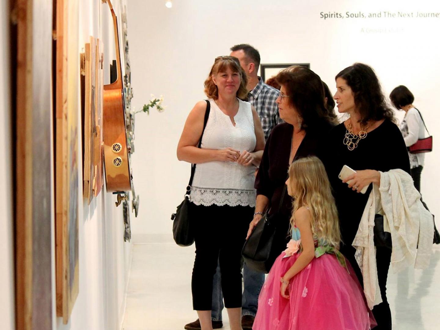 Visite d’un musée d’art au cours du Studio Channel Islands Arts Alive Festival en Californie