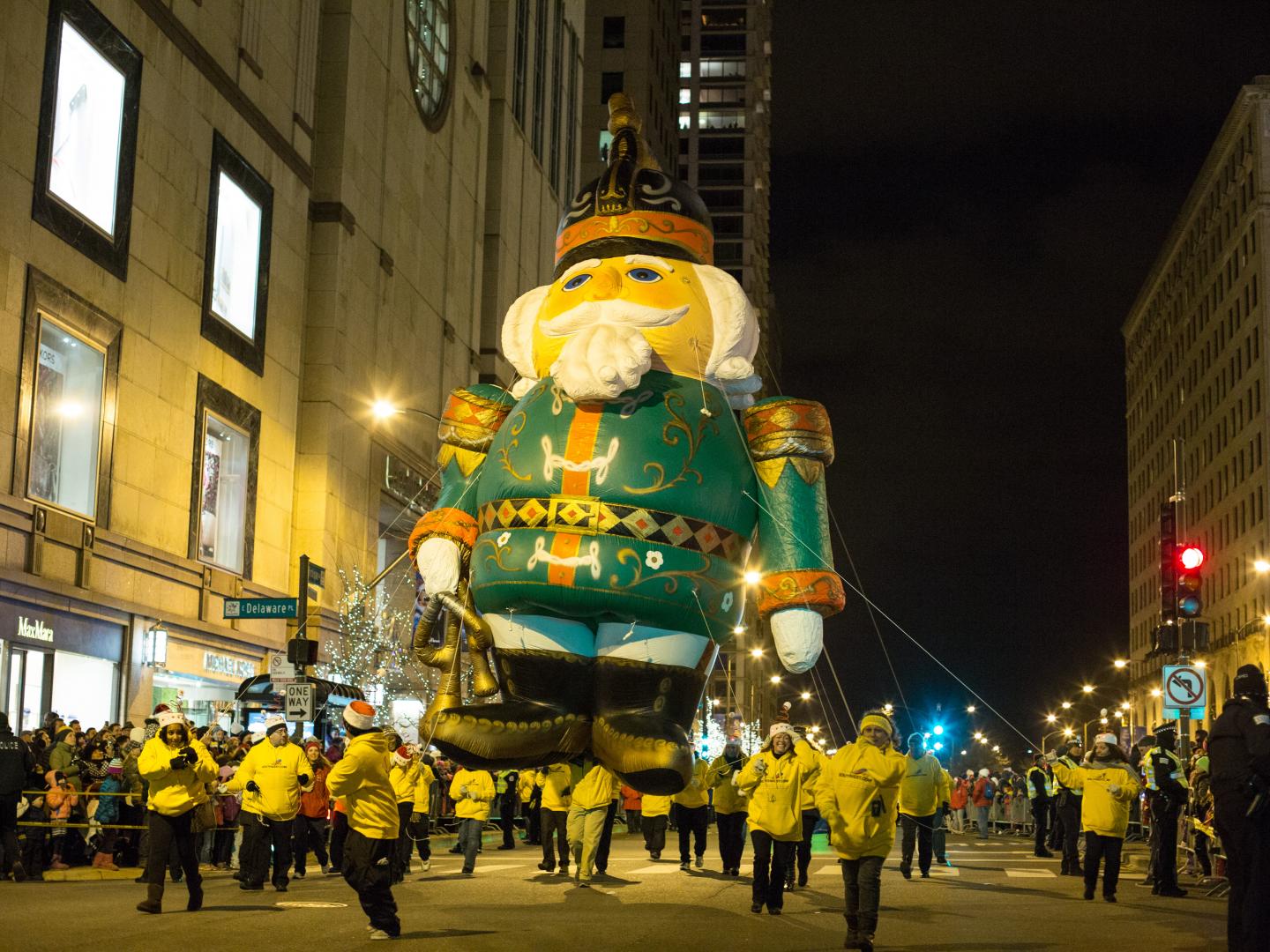 Desfile de encendido del árbol del Magnificent Mile Lights Festival en North Michigan Avenue