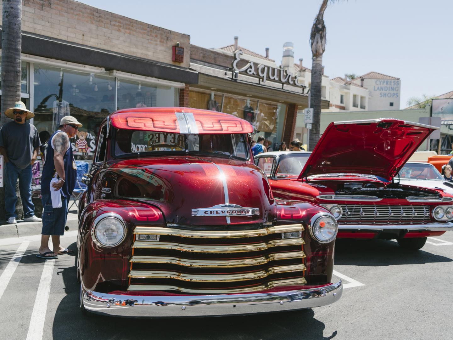 Veículos em exposição no evento de vários dias Classic at Pismo Beach Car Show na Califórnia