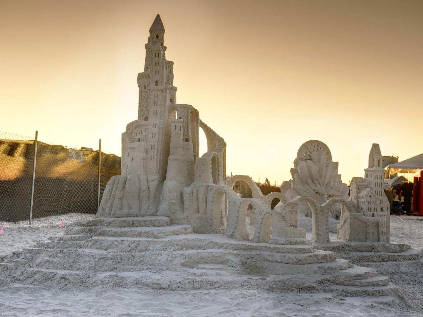 Un impresionante castillo de arena en exhibición durante el American Sandsculpting Championship