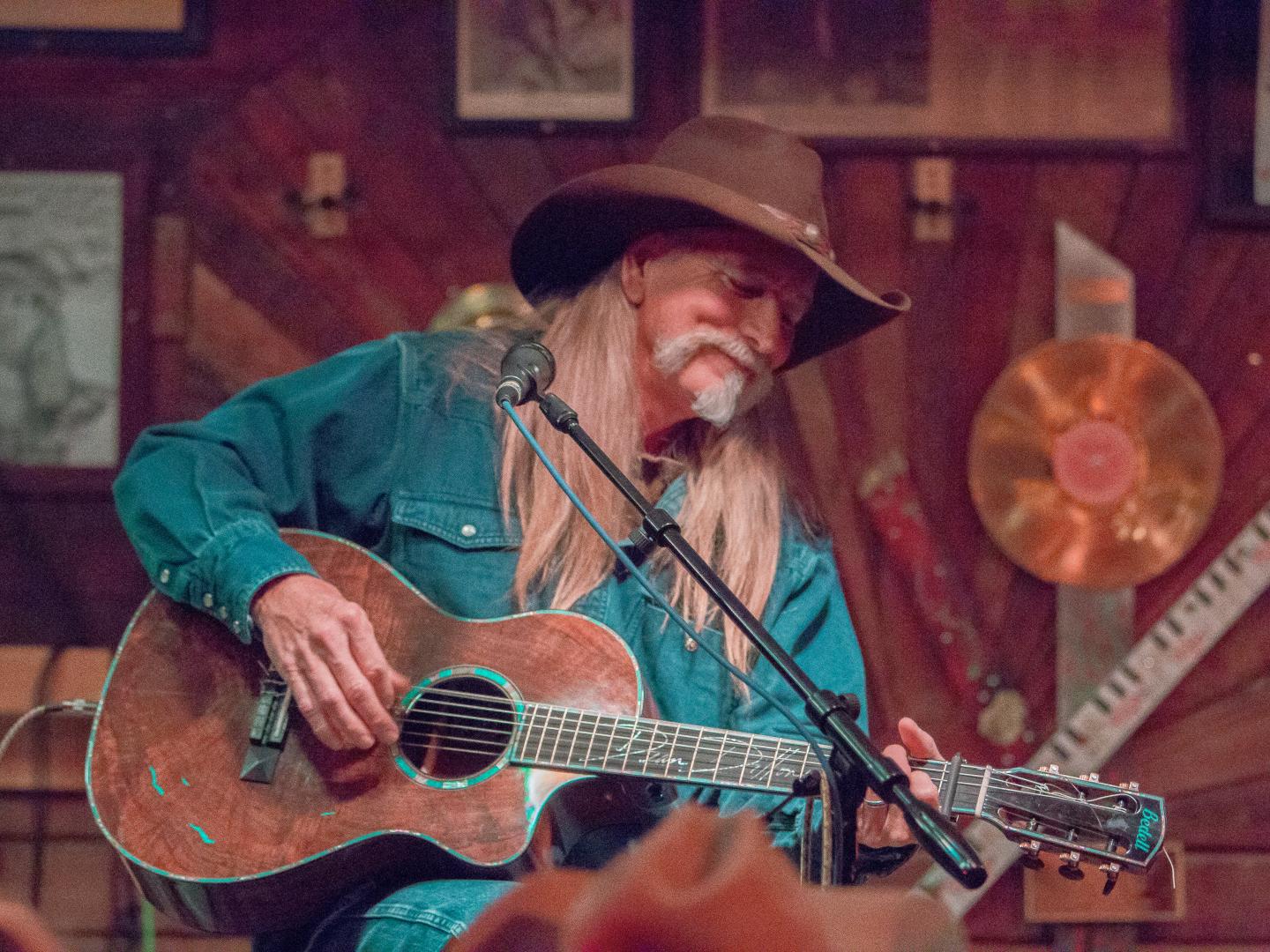 Presentación de un compositor durante el Frank Brown International Songwriters' Festival en Gulf Shores, Alabama