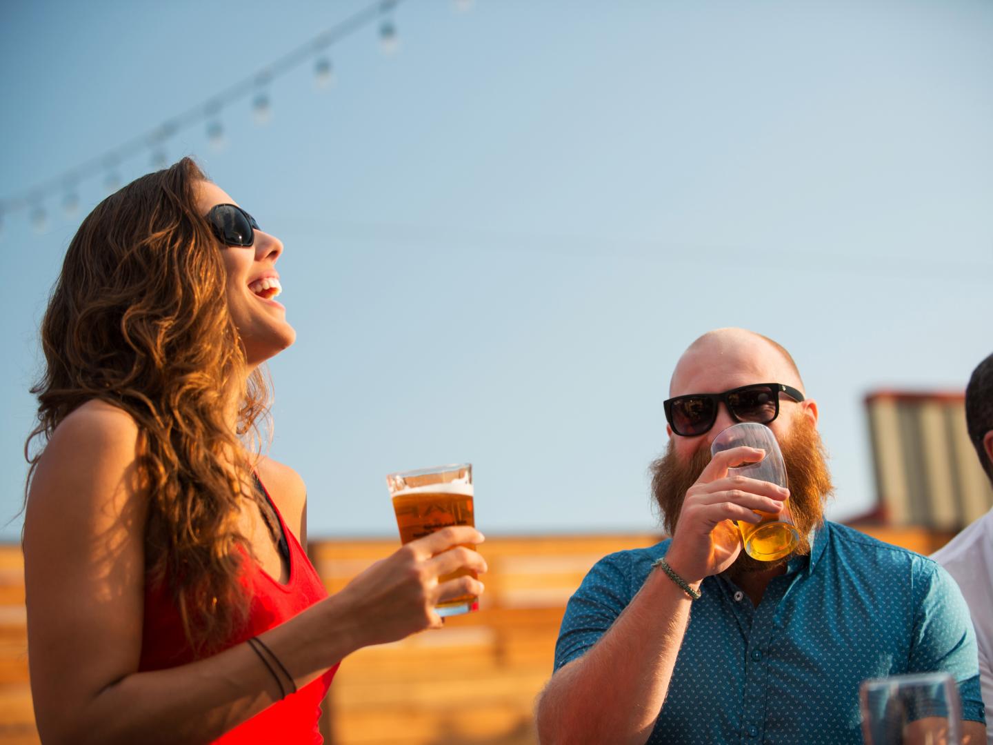 Bebendo cervejas locais em um dia ensolarado durante o San Luis Obispo Craft Beer Festival