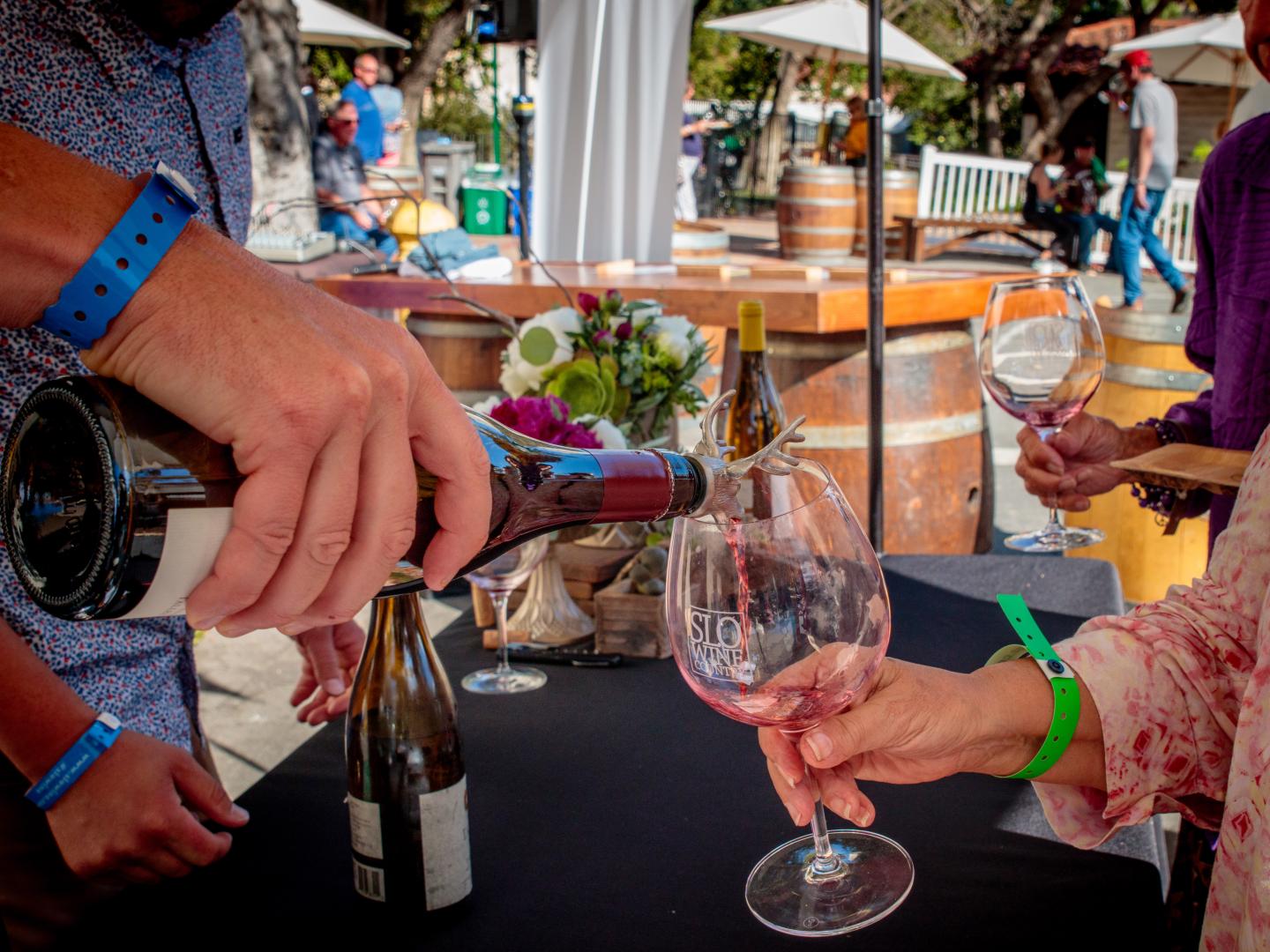 Degustação de vinhos da Califórnia durante o evento Roll Out the Barrels em San Luis Obispo