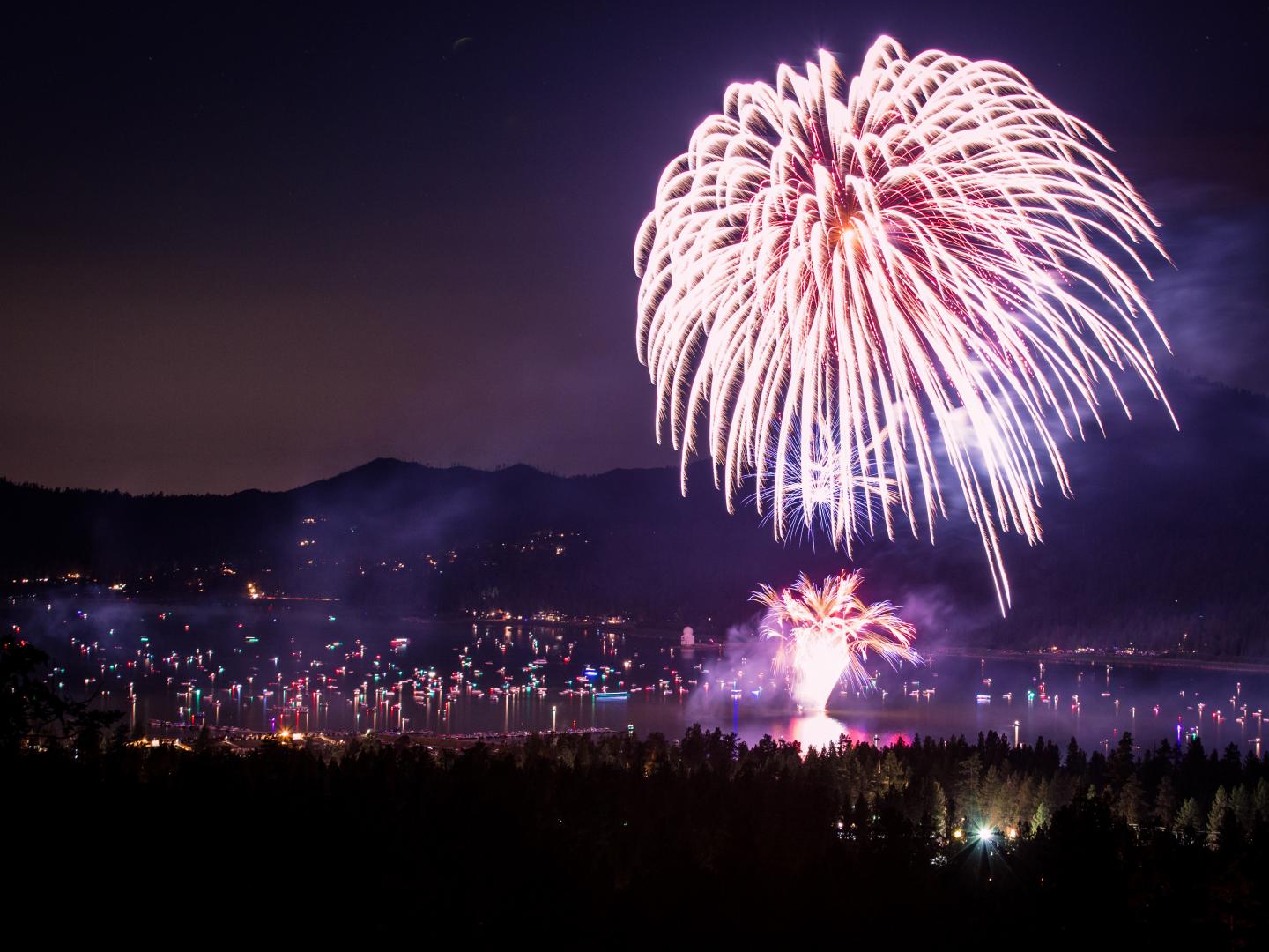 Feux d’artifice surplombant Big Bear Lake à l’occasion du 4 juillet