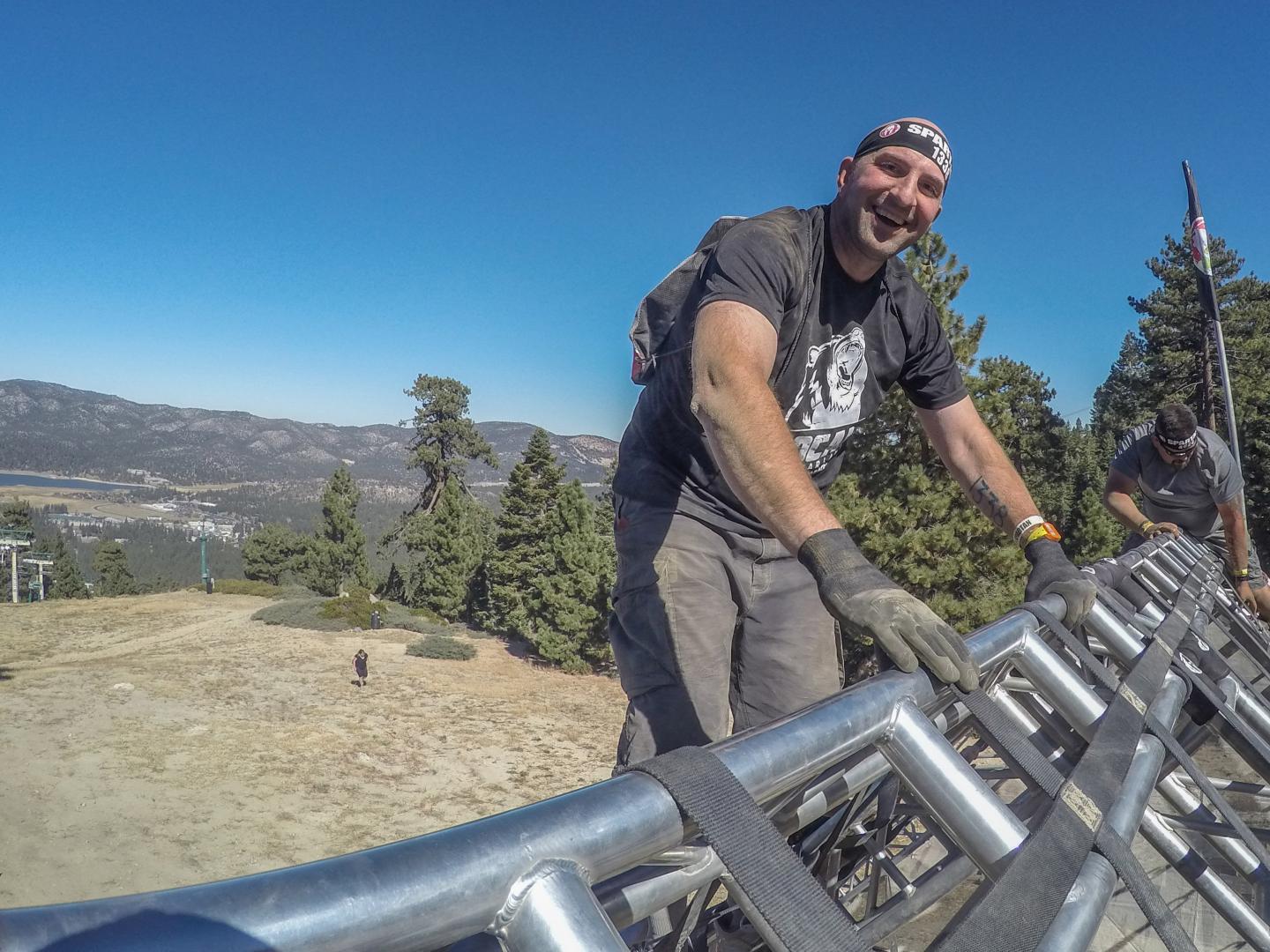 Un participant à la Spartan Race se tenant à Big Bear Lake, en Californie