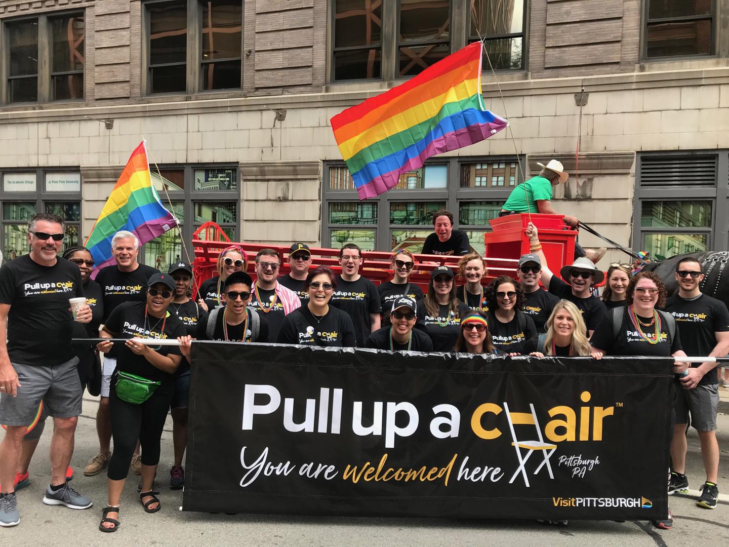 在匹兹堡骄傲节游行期间摆好 pose 留影