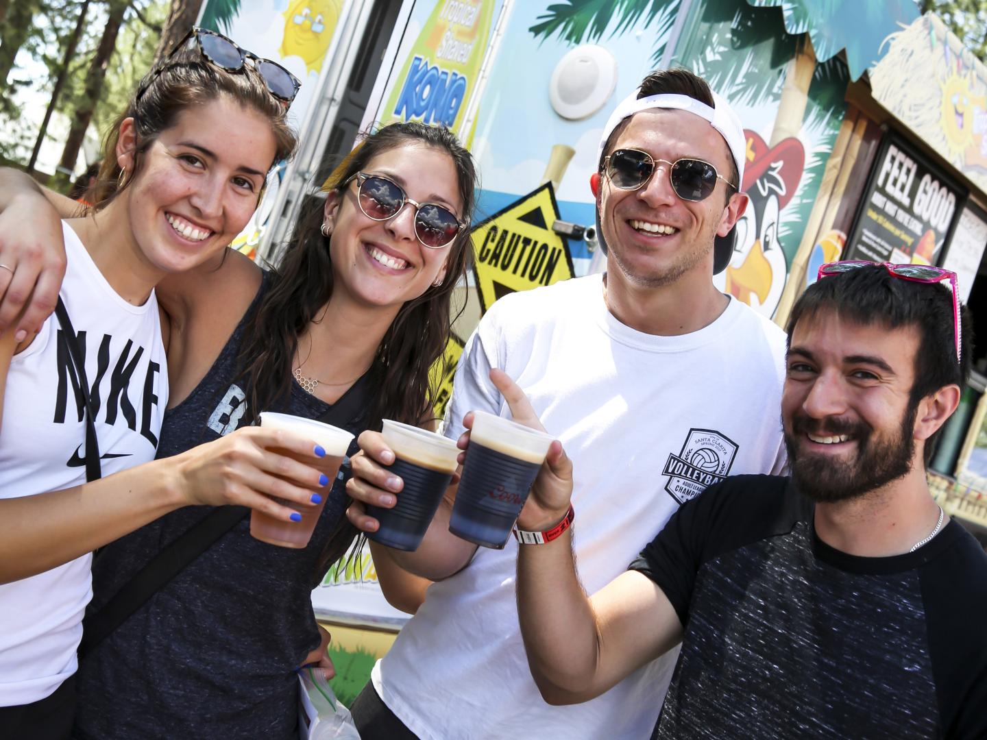 Un groupe d’amis savourant des bières à Big Bear Lake, en Californie, lors du Big Bear Chili Cook-off
