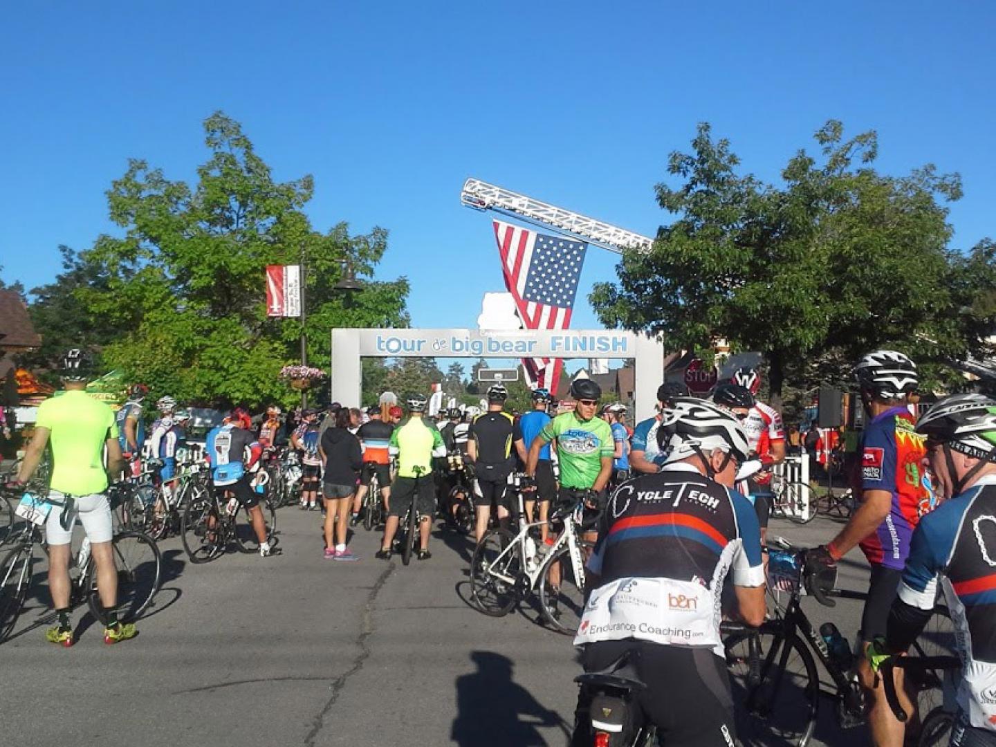 La course cycliste « Tour de Big Bear » à Big Bear Lake, en Californie