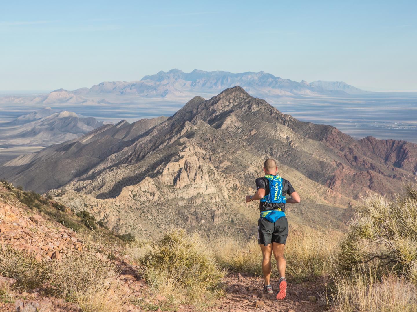 Un participant à la course Franklin Mountains Trail Runs entouré de majestueuses montagneux