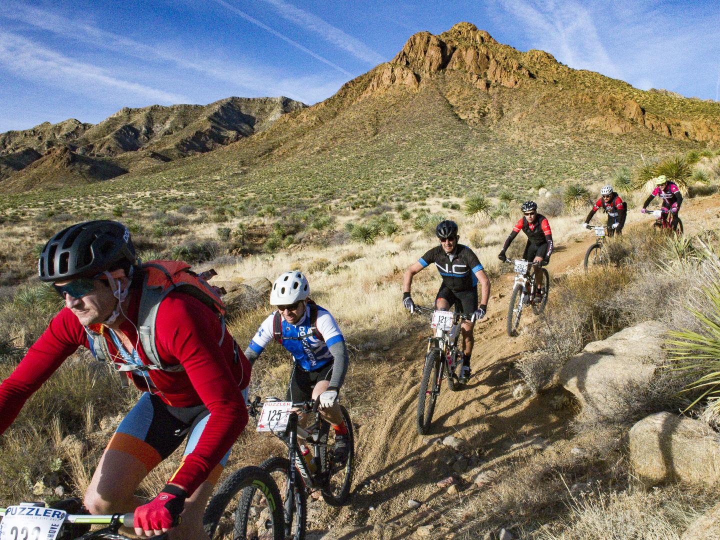 Des concurrents s’affrontent lors de la Puzzler Mountain Bike Race à El Paso, Texas