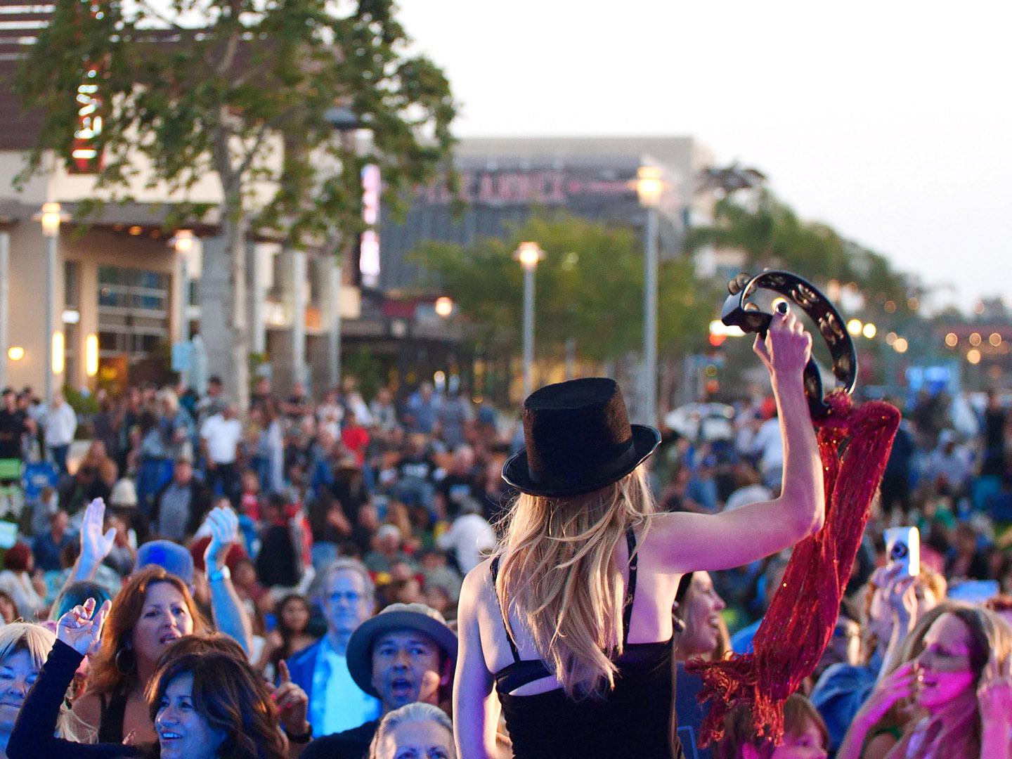 在加利福尼亚州奥克斯纳德的夏季音乐会系列 Rock the Collection 上欣赏现场音乐