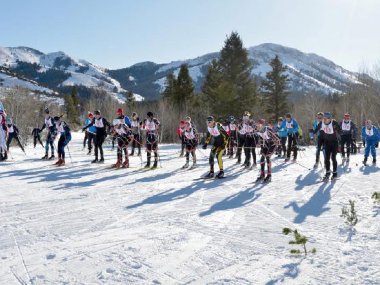 Esquiadores compitiendo en la carrera de esquí de fondo Potato Cup en Pocatello, Idaho