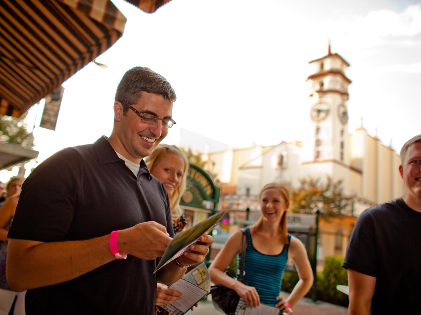 Visitantes no Taste of Downtown Food Festival em Visalia, Califórnia