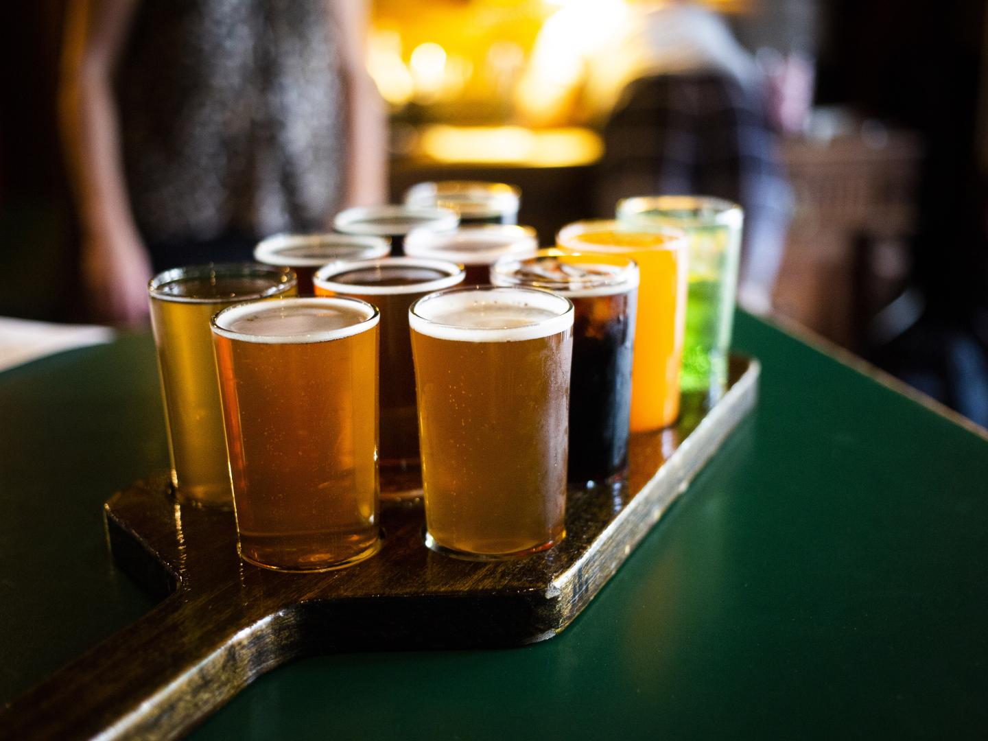 Amostras de cerveja artesanal durante o Visalia Craft Beer Festival, na Califórnia