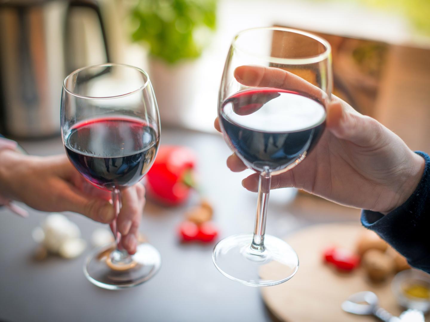 Provando taças de vinho durante o Wine Walk em Visalia, Califórnia