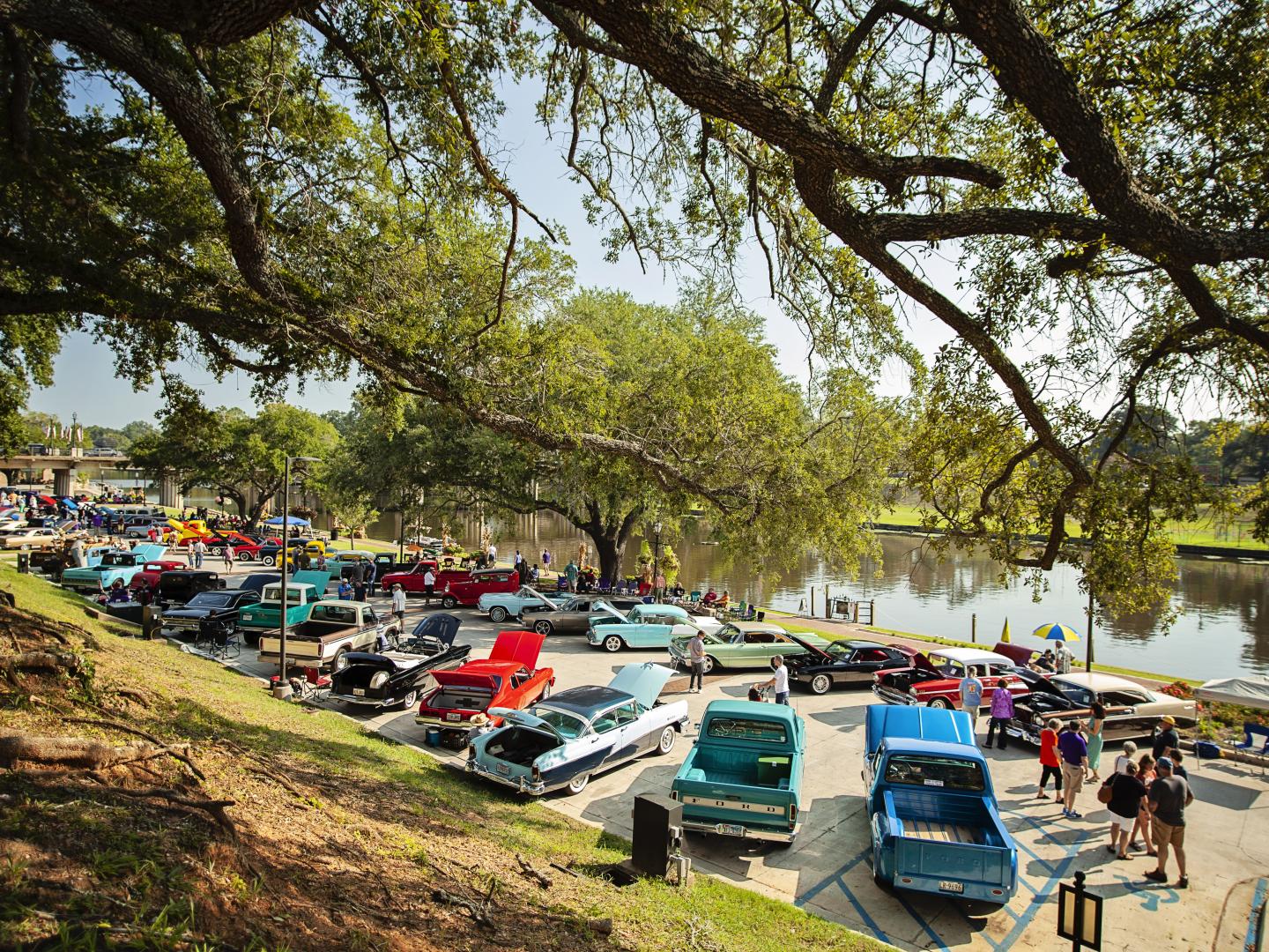 Conferindo carros clássicos durante a Natchitoches Car Show em Louisiana