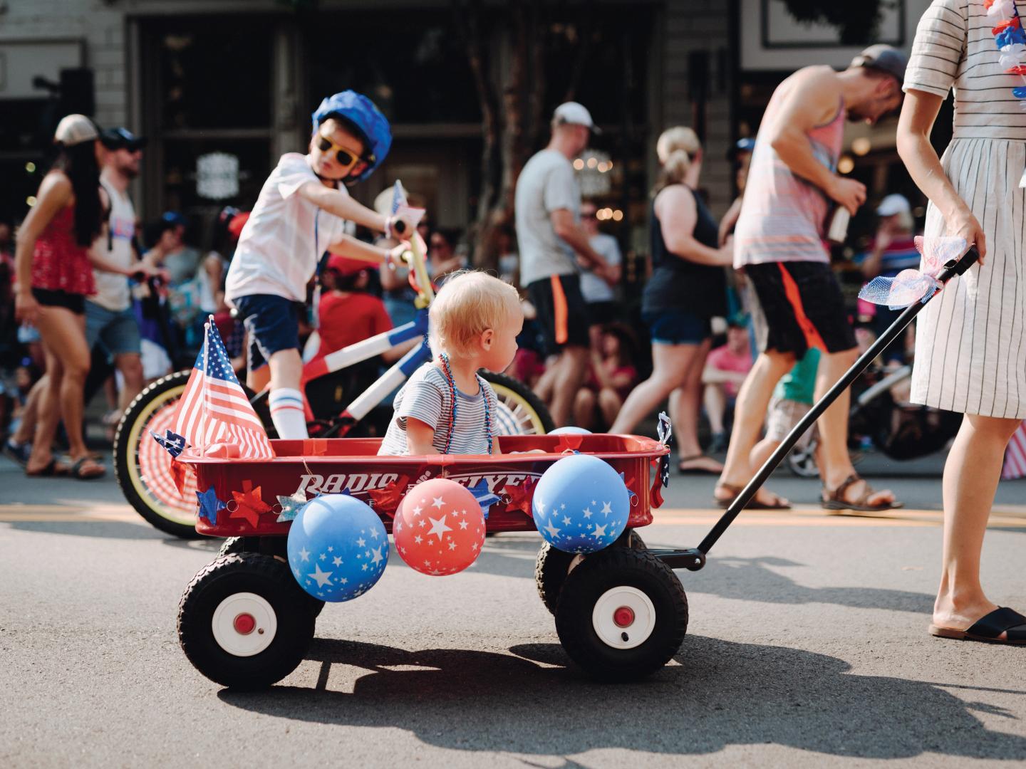 田纳西州富兰克林市中心欢乐祥和的美国国庆节庆祝活动