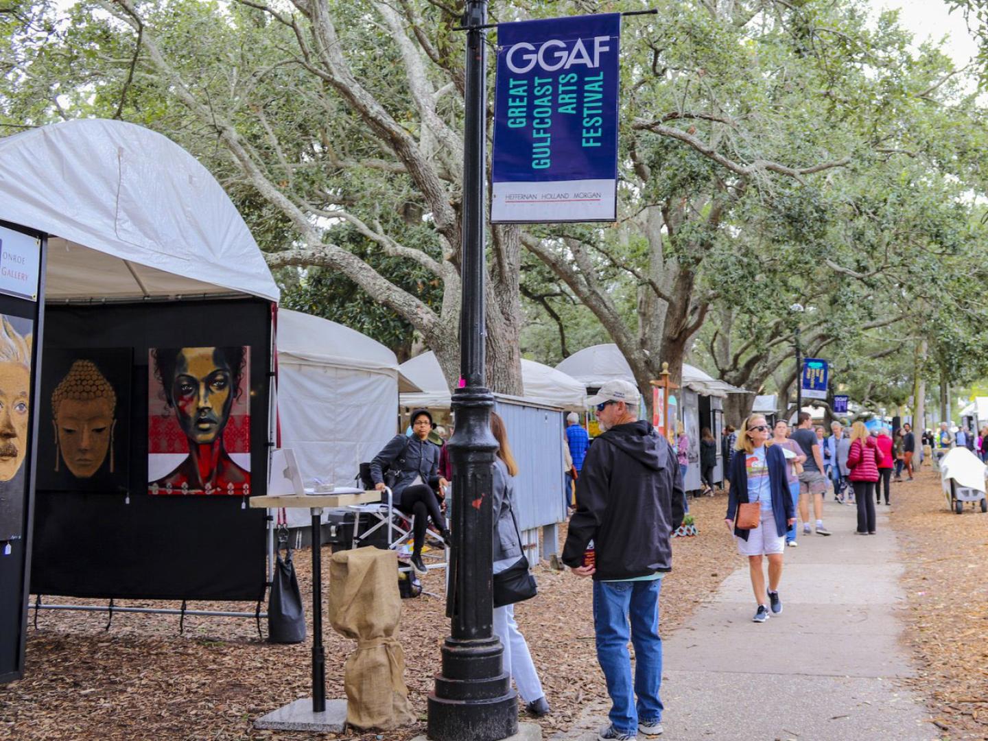 浏览佛罗里达州彭萨科拉海湾海岸艺术节上的艺术家展位