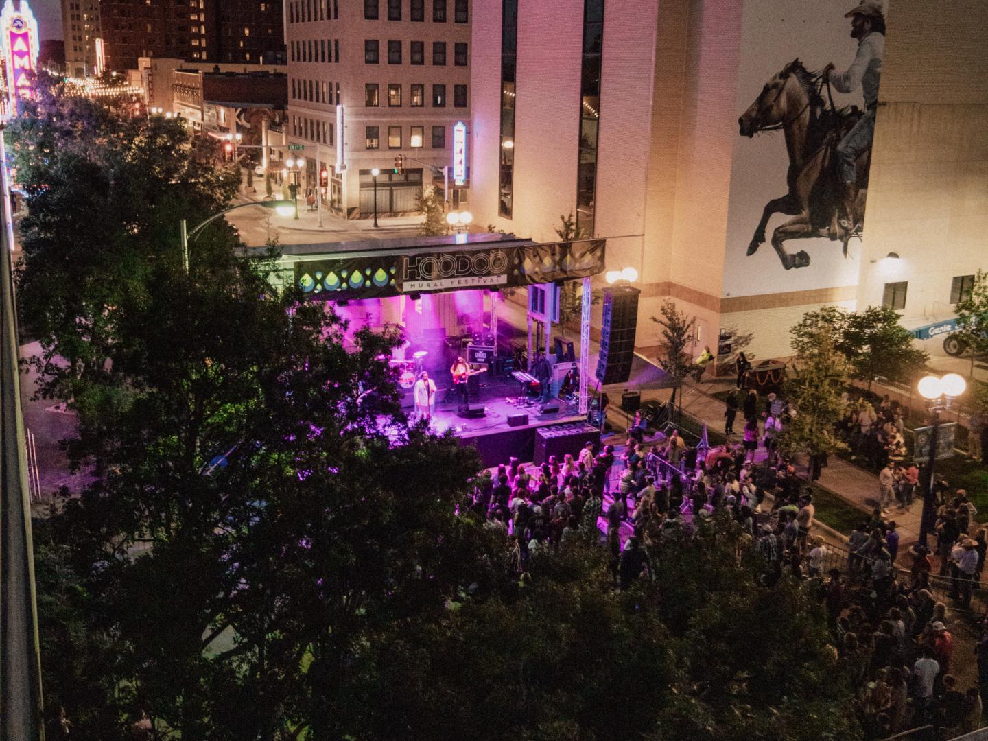 Spectacle au festival annuel HOODOO Mural Festival à Amarillo, Texas