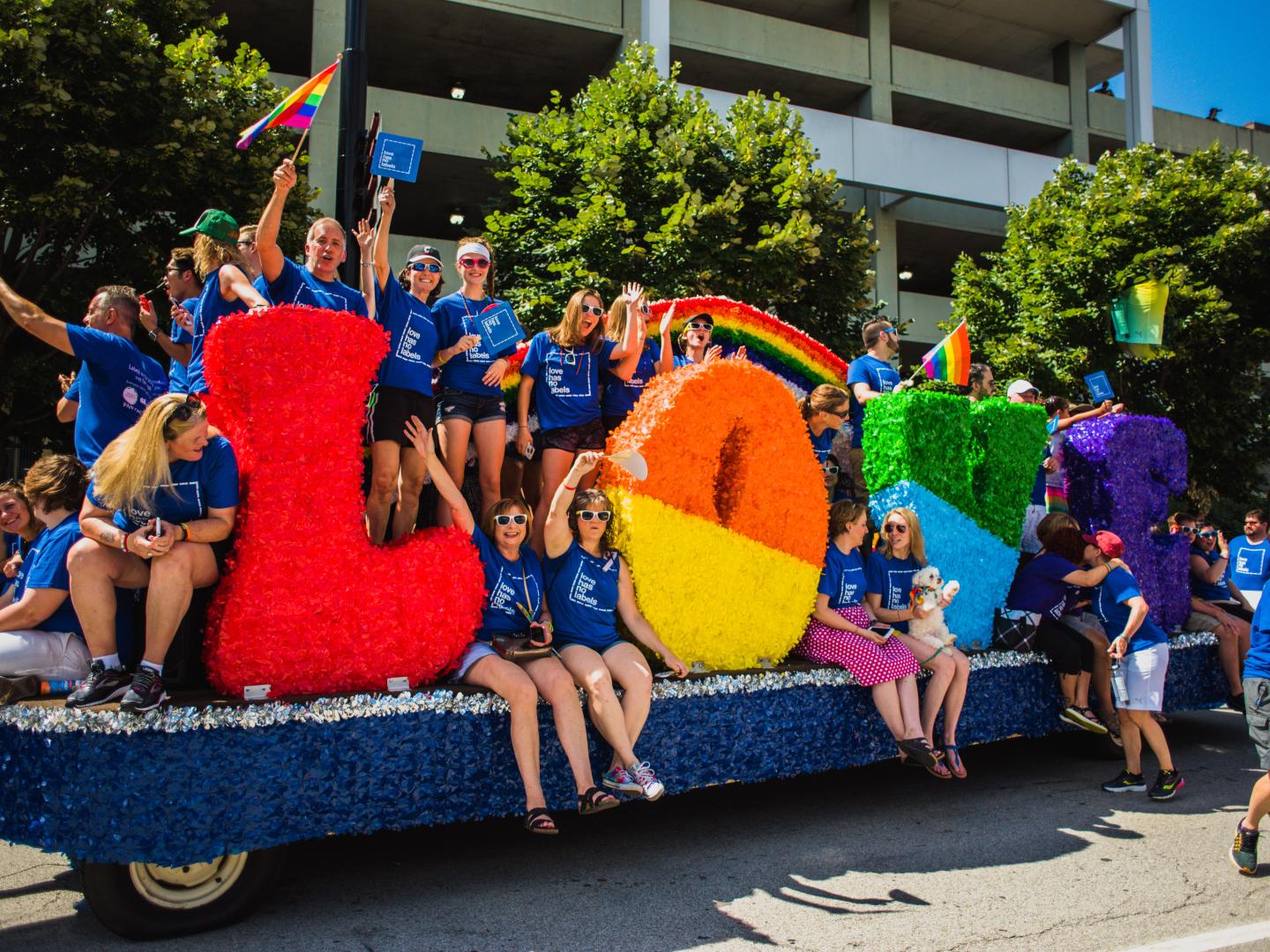 Farbenprächtige Festwagen bei der Cincinnati Pride Parade in Ohio