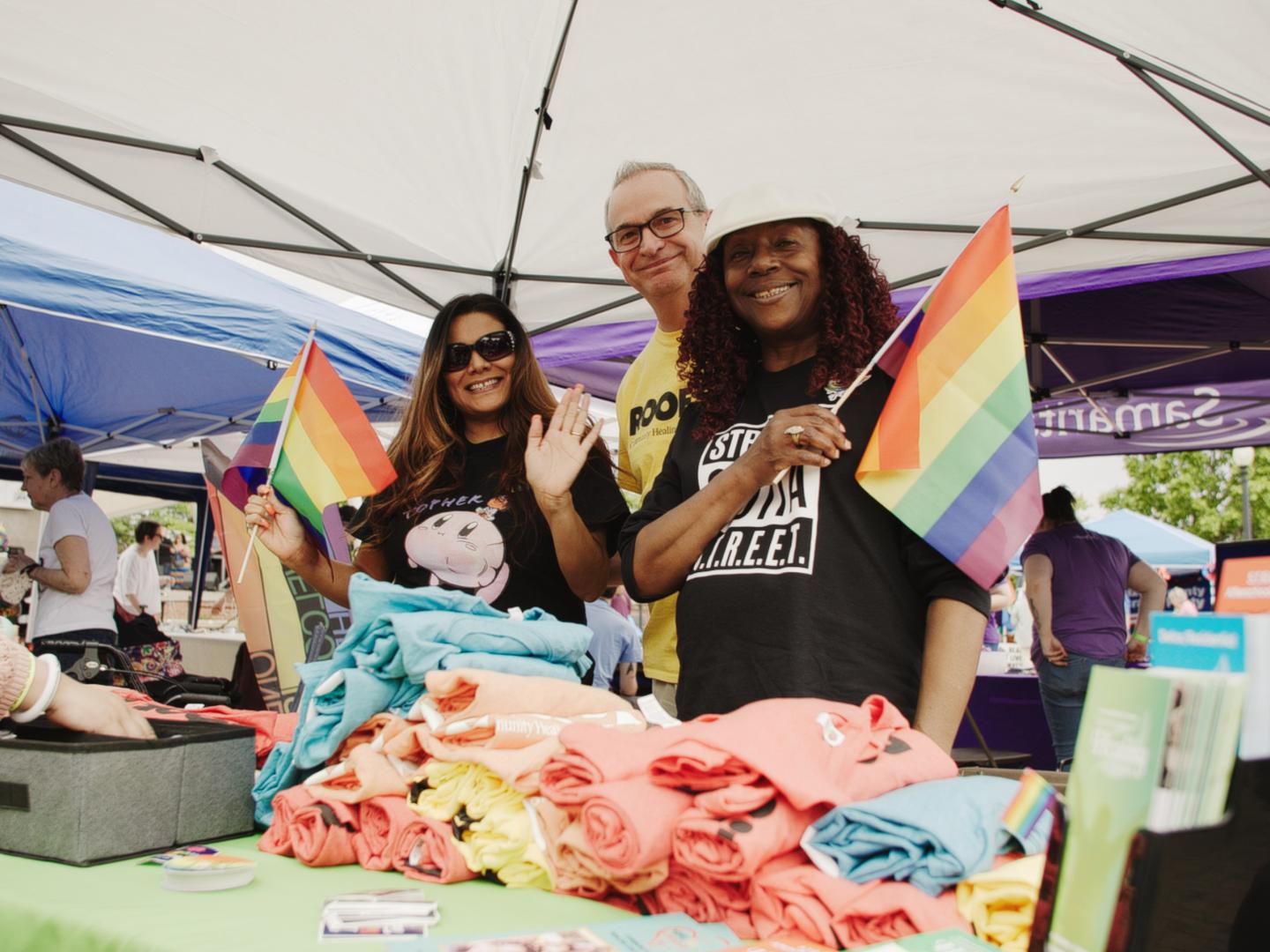 密西根州卡拉马祖骄傲节上欢庆的人们