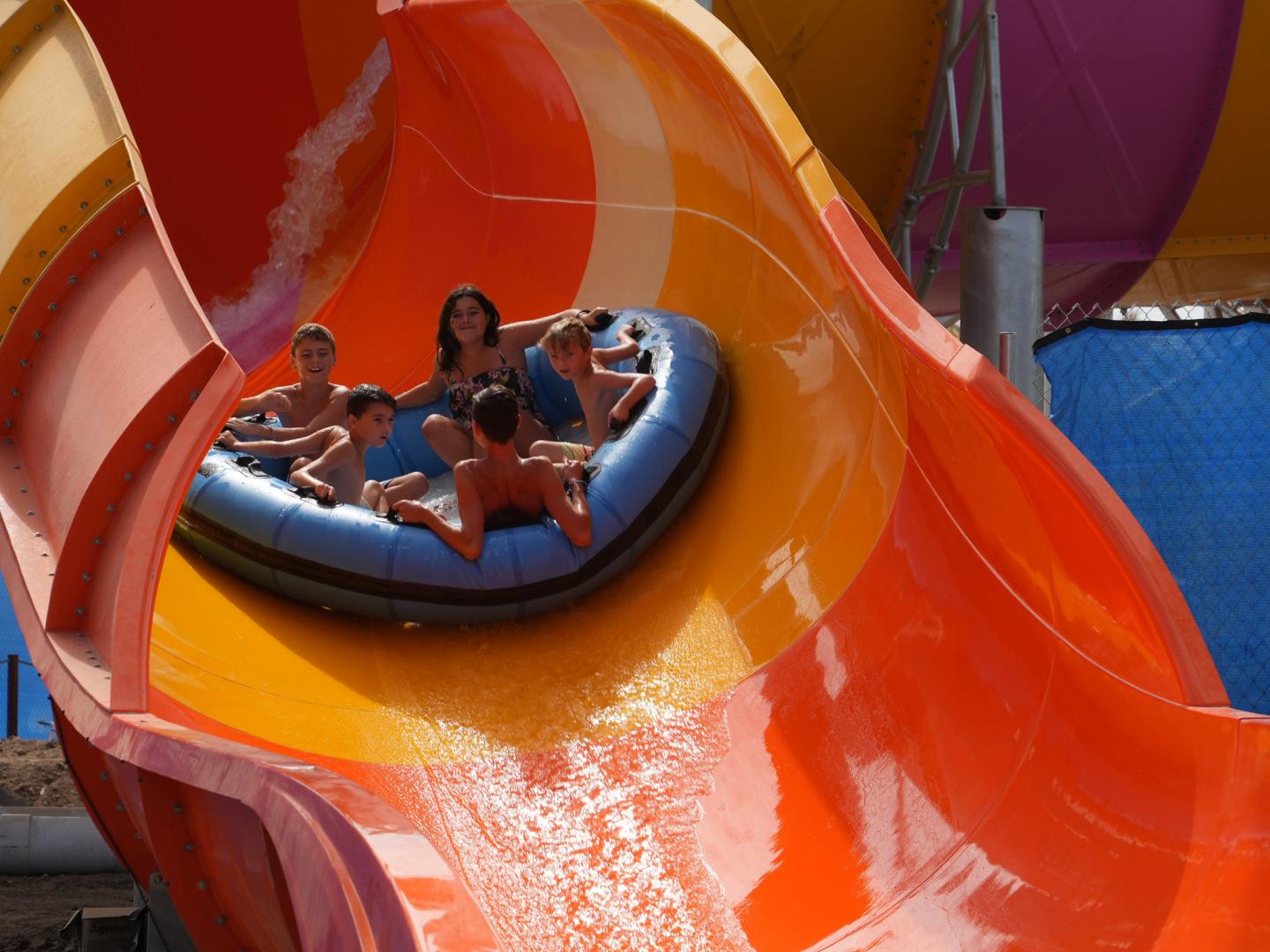 Descente d’un toboggan aquatique au Wild Rivers Water Park à Irvine, Californie