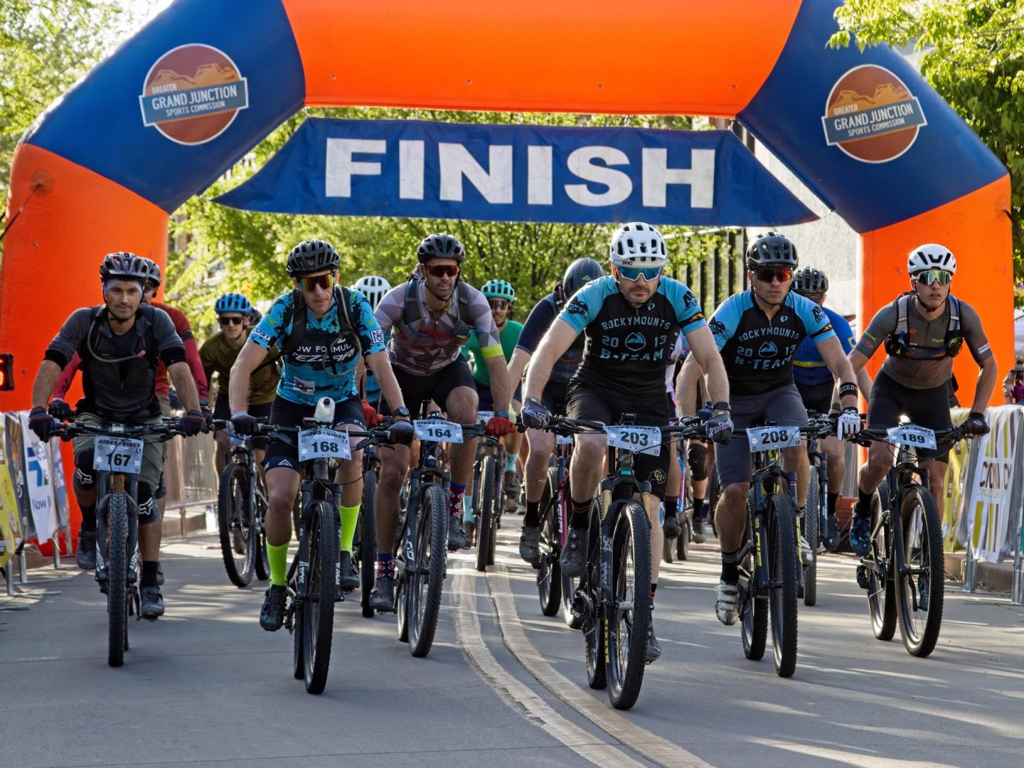 Ciclistas disfrutando de Grand Junction Rides & Vibes en Grand Junction, Colorado