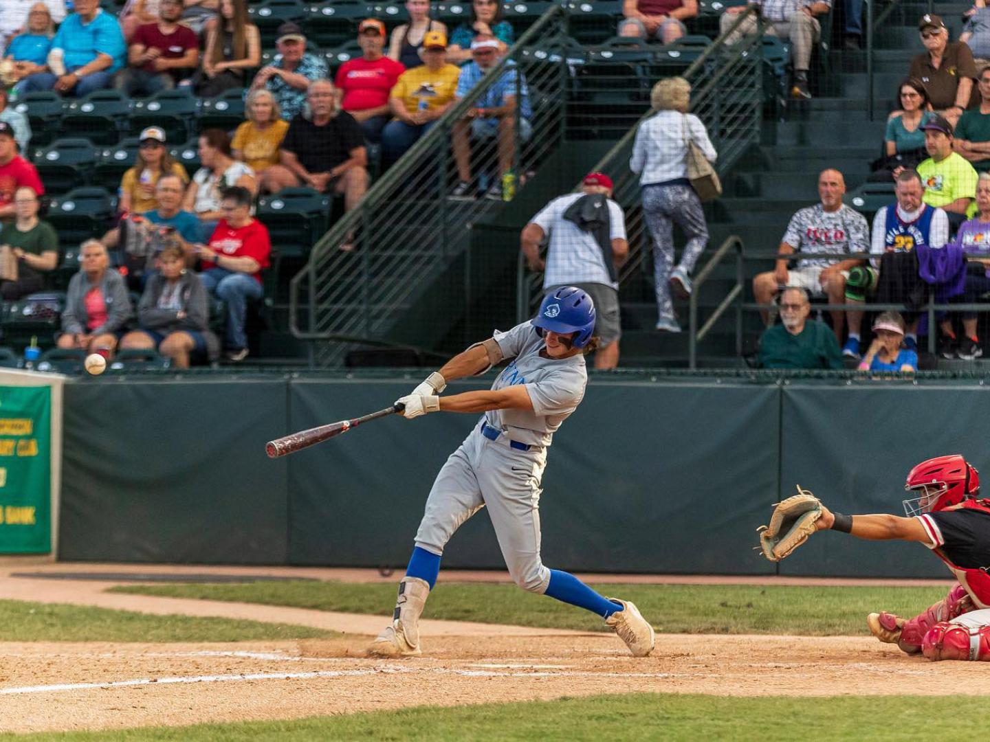 Un bateador de la serie Junior College World en Grand Junction, Colorado