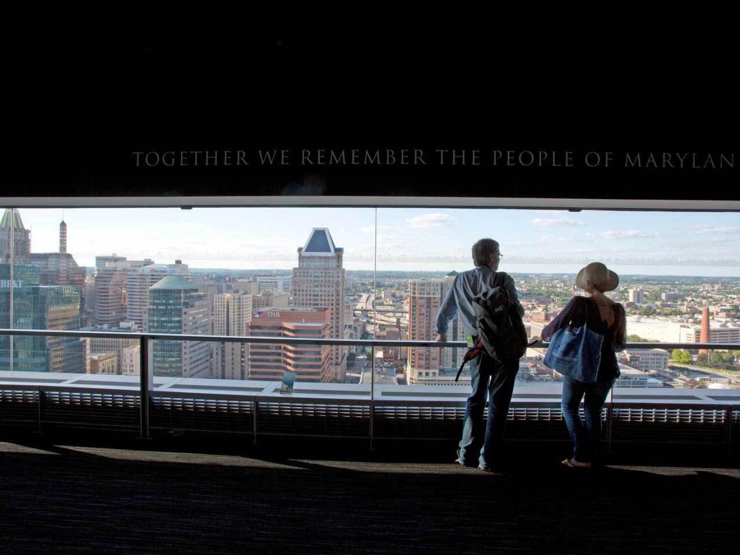 从巴尔的摩世贸中心的世界之巅观景台俯瞰内港盛景