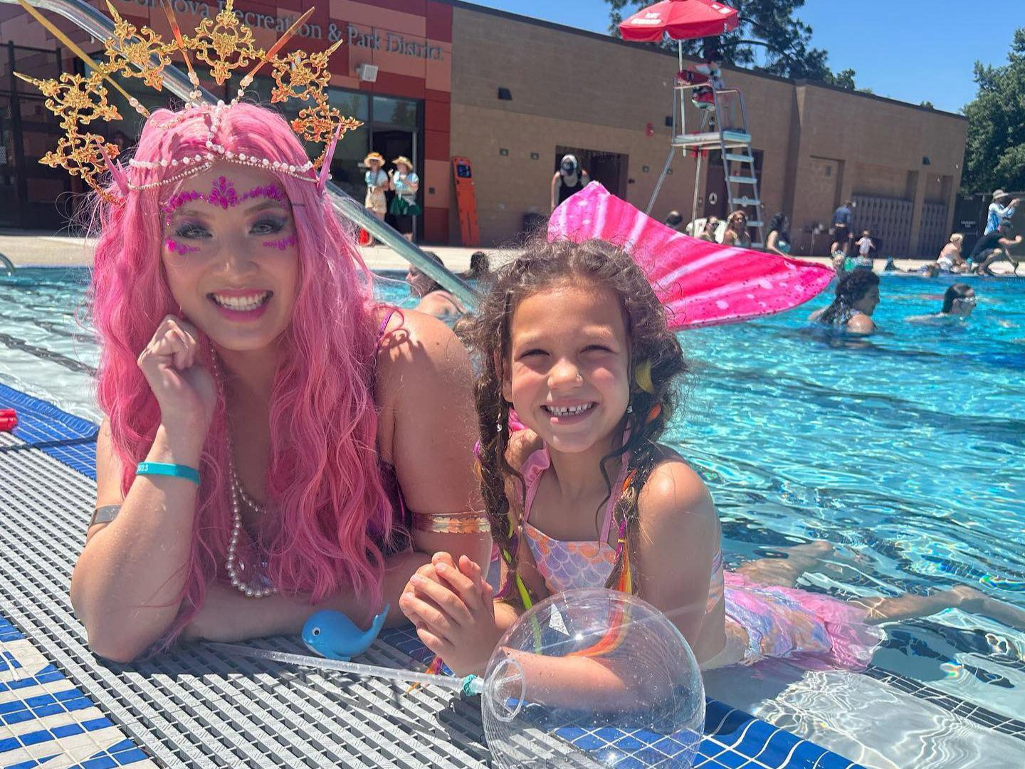 Photo avec une artiste costumée à la California Mermaid Convention de Rancho Cordova, Californie