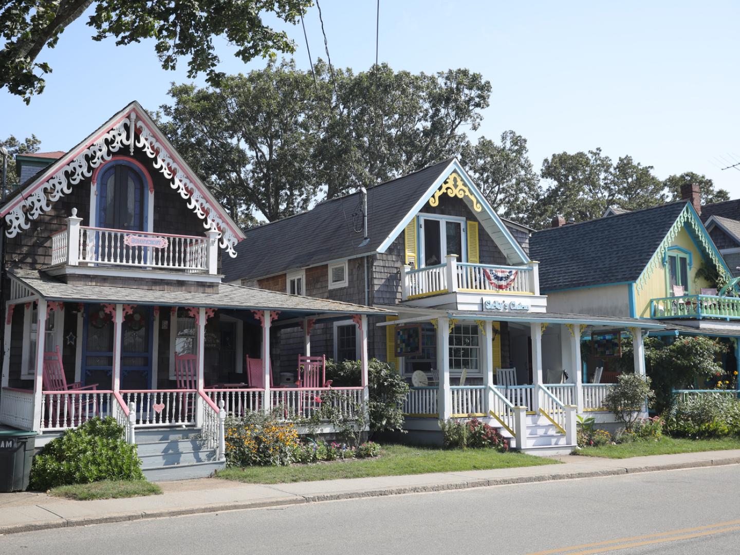 马撒葡萄园岛非裔美国人电影节在橡树崖镇的标志性建筑“姜饼屋”附近举行