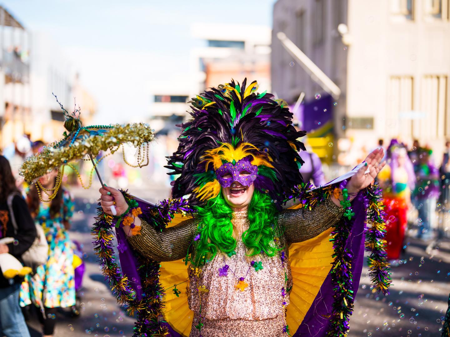 Parranderos disfrazados en el Mardi Gras en Houma, Luisiana