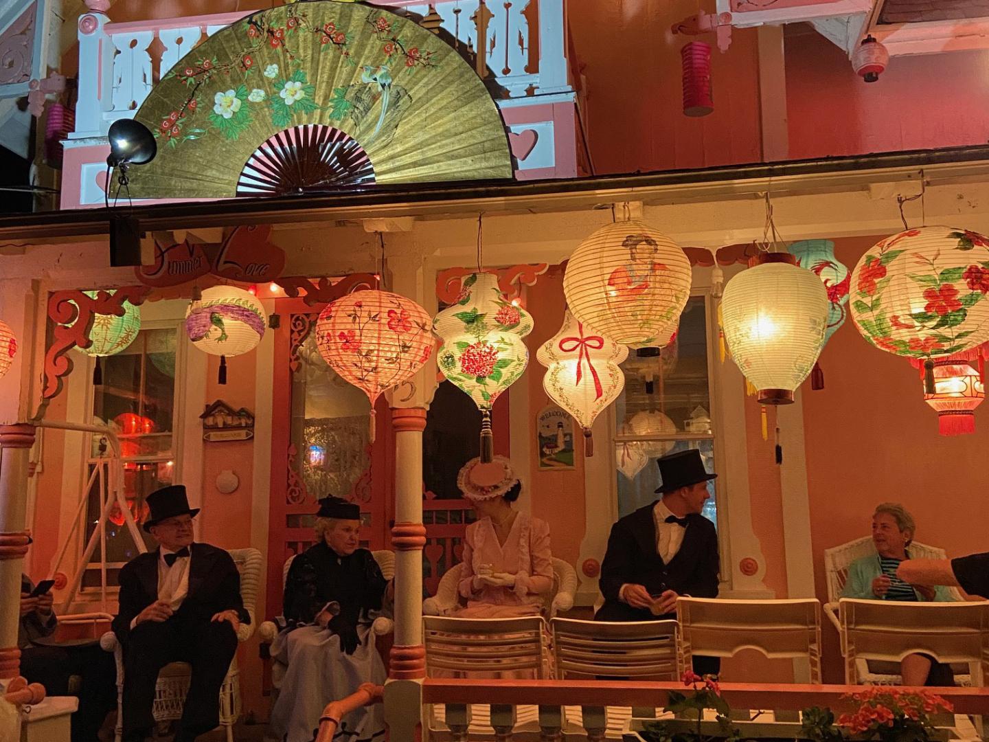 在马萨诸塞州橡树崖的灯光秀活动中盛装打扮的表演者